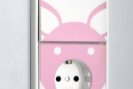 Sichere und mitwachsende Elektroinstallationen in den Räumen für den Nachwuchs 2 Kinderschutz-Steckdosen sorgen dafür, dass der Forscherdrang der Kleinen keine gefährlichen Folgen hat. Foto: djd/Elektro+/Jung