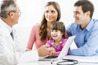 Endlich ein trockenes Kinderbett 1 Der Arzt kann organische Ursachen des Bettnässens ausschließen und Tipps zur Urotherapie geben. Foto: djd/Apogepha Arzneimittel/©skynesher - istock.com