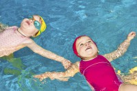 Vom Nichtschwimmer zur Wasserratte 1 Zwischen vier und fünf Jahren können Kinder mit dem ersten Schwimmkurs starten. Manche Krankenkasse zahlt einen Zuschuss. Foto: djd/IKK classic/thx