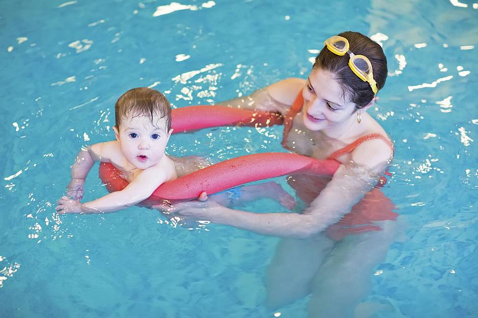 Spielerisch das Wasser entdecken, darum geht es beim Babyschwimmen. Foto: djd/IKK classic/thx