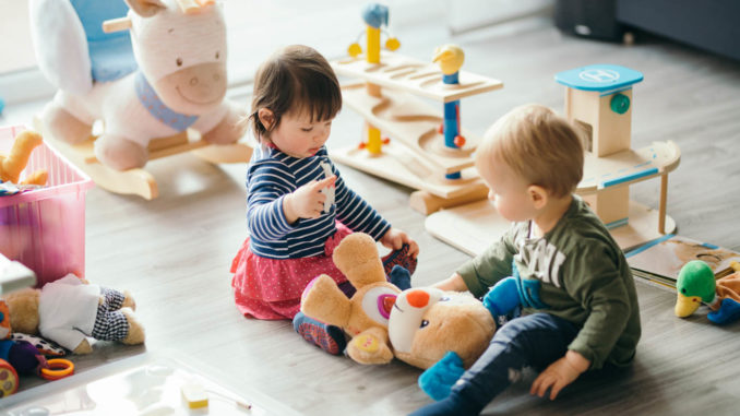 Eingewöhnung im Kindergarten - erstes Kennenlernen mit den anderen Kindern Foto: veryulissa / shutterstock.com