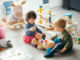 Eingewöhnung im Kindergarten - erstes Kennenlernen mit den anderen Kindern Foto: veryulissa / shutterstock.com