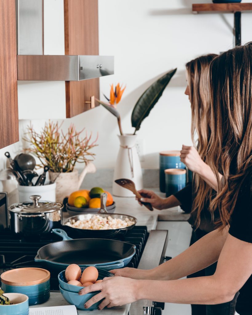 Kinder kochen am Herd