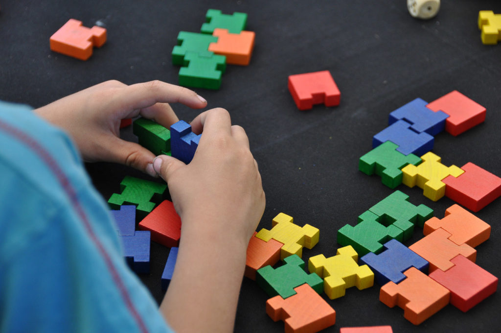 Lernspiele für Kleinkinder - darum sind sie so wichtig 1 Basteln mit Holzteilen