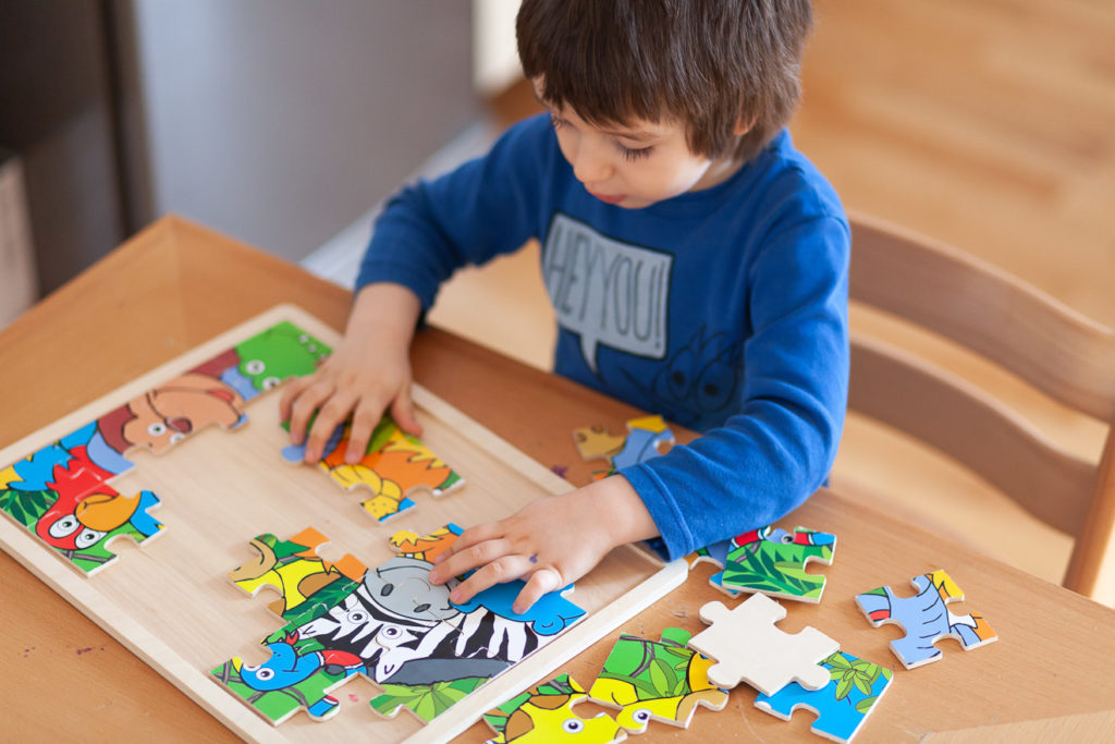 Lernspiele für Kleinkinder - darum sind sie so wichtig 2 Kind mit einem Puzzle