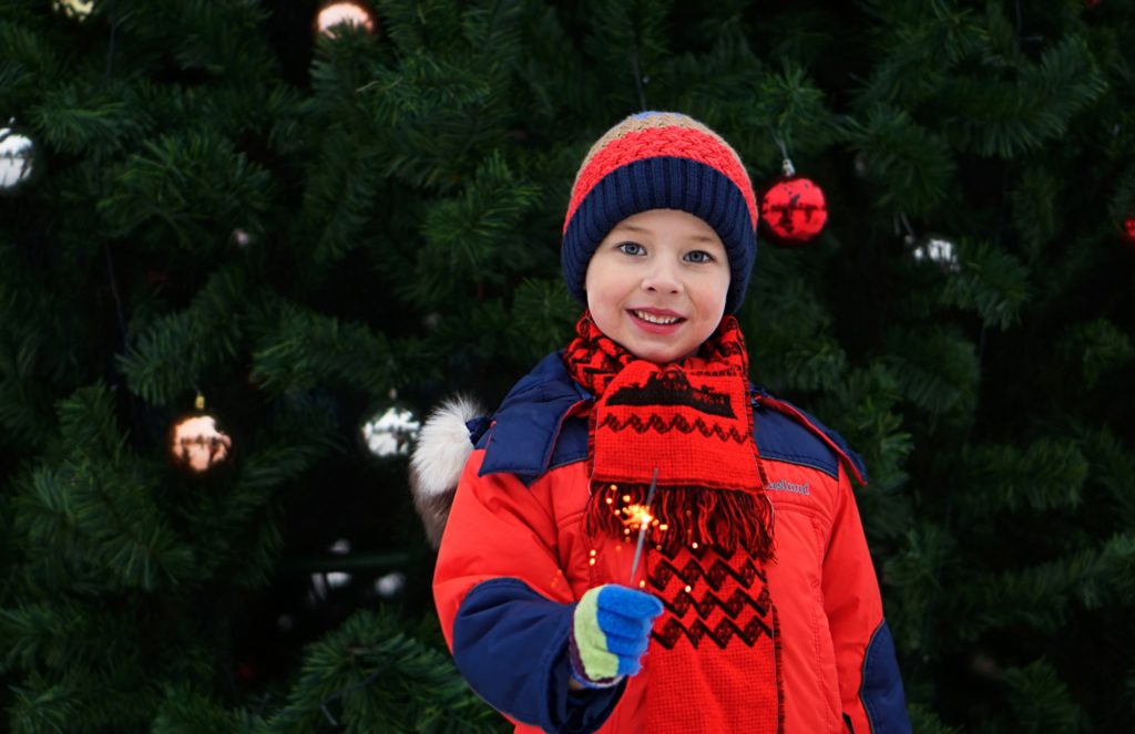 Silvester mit Kindern feiern 1 Kind mit Wunderkerze