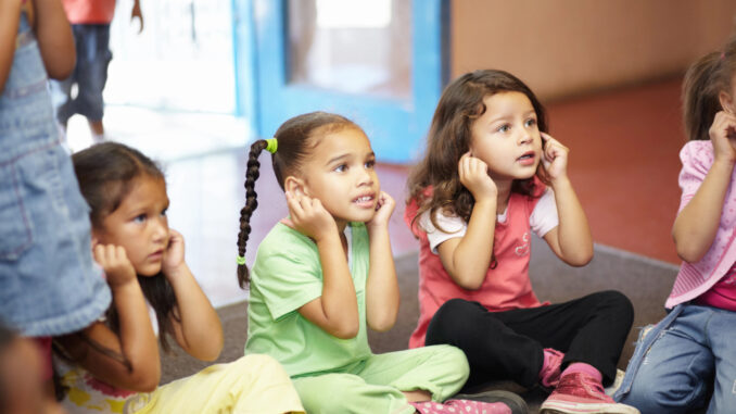 Kinder lernen ihren Körper kennen Kinder lernen ihren Körper kennen