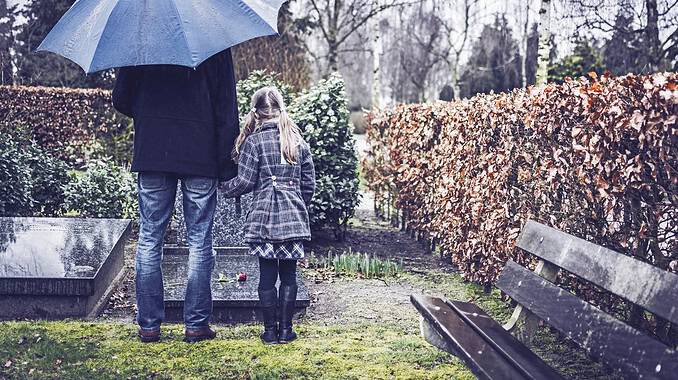 Kindern den Tod erklären: ehrlich sprechen und Trauer begleiten