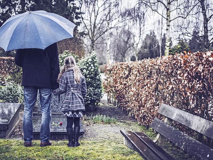 Kindern den Tod erklären: ehrlich sprechen und Trauer begleiten
